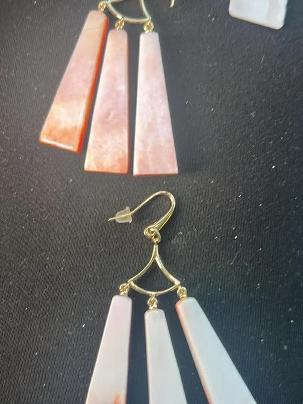 Kendra Scott Proto Layton red oyster earrings - Picture 2 of 2